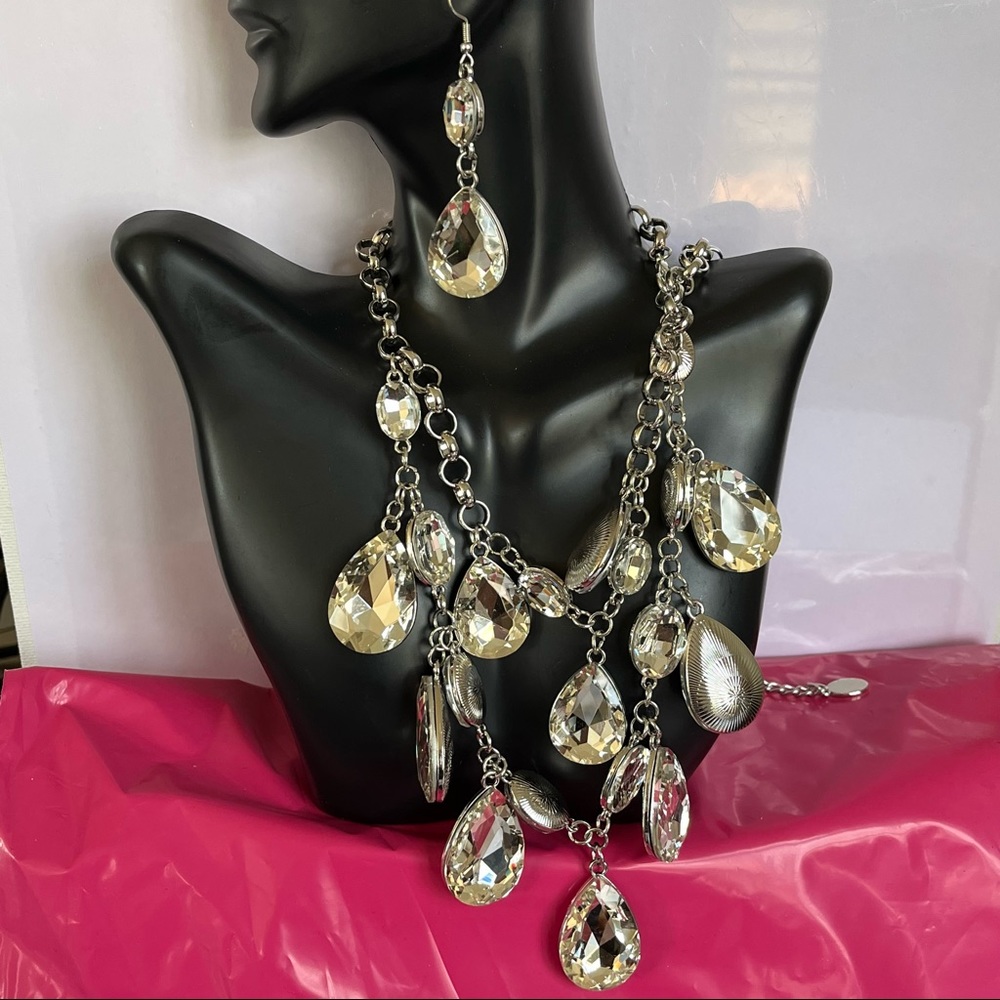 Statement necklace w/matching teardrop hanging earrings. New. Costume jewelry.